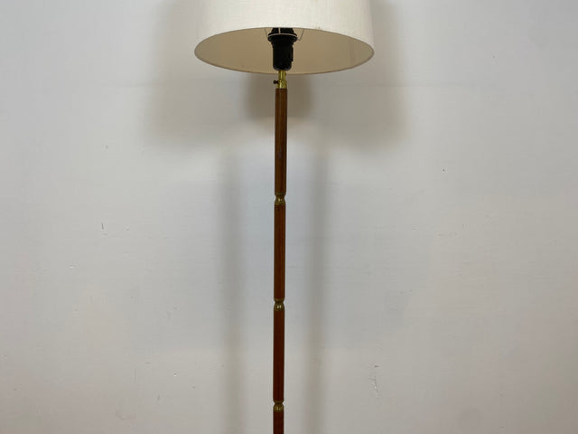 WMK # Minimalistische und gut erhaltene skandinavische 60er Jahre Stehlampe mit dezentem weißem Lampenschirm,Lampenfuß aus Teakholz &Messing # Lampe Stehleuchte Leselampe Leuchte Mid-Century Vintage