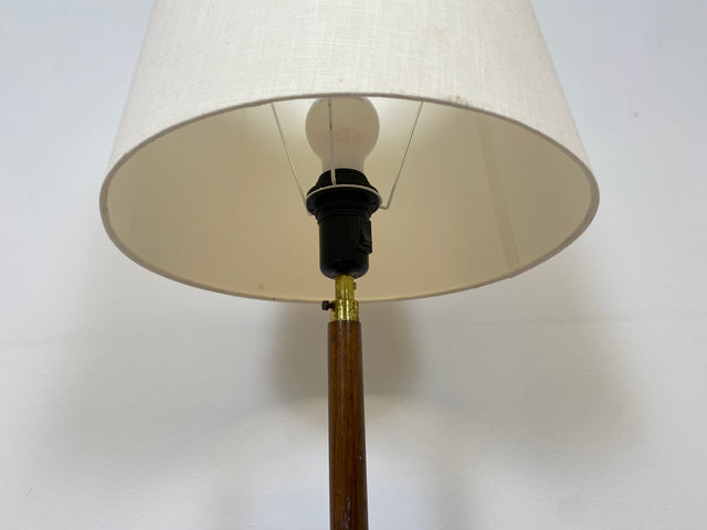WMK # Minimalistische und gut erhaltene skandinavische 60er Jahre Stehlampe mit dezentem weißem Lampenschirm,Lampenfuß aus Teakholz &Messing # Lampe Stehleuchte Leselampe Leuchte Mid-Century Vintage
