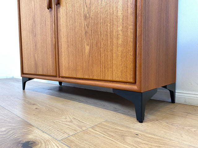 WMK # Zeitlos schöne Kommode aus skandinavischem Möbelkorpus in Teakholz auf neuen Metallfüßen # Sideboard Wäschekommode Schuhschrank TV-Lowboard TV-Bank Danish Design Mid-Century Vintage Hairpin Teak