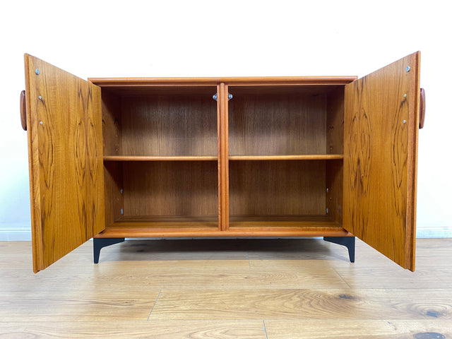 WMK # Zeitlos schöne Kommode aus skandinavischem Möbelkorpus in Teakholz auf neuen Metallfüßen # Sideboard Wäschekommode Schuhschrank TV-Lowboard TV-Bank Danish Design Mid-Century Vintage Hairpin Teak