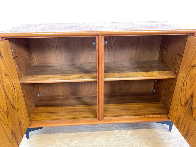 WMK # Zeitlos schöne Kommode aus skandinavischem Möbelkorpus in Teakholz auf neuen Metallfüßen # Sideboard Wäschekommode Schuhschrank TV-Lowboard TV-Bank Danish Design Mid-Century Vintage Hairpin Teak
