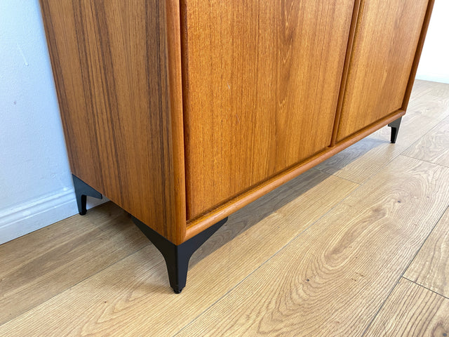 WMK # Zeitlos schöne Kommode aus skandinavischem Möbelkorpus in Teakholz auf neuen Metallfüßen # Sideboard Wäschekommode Schuhschrank TV-Lowboard TV-Bank Danish Design Mid-Century Vintage Hairpin Teak
