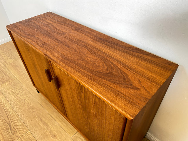 WMK # Zeitlos schöne Kommode aus skandinavischem Möbelkorpus in Teakholz auf neuen Metallfüßen # Sideboard Wäschekommode Schuhschrank TV-Lowboard TV-Bank Danish Design Mid-Century Vintage Hairpin Teak