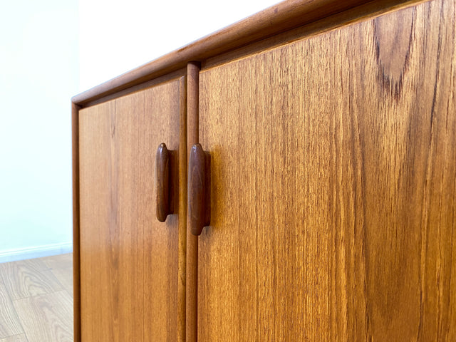 WMK # Zeitlos schöne Kommode aus skandinavischem Möbelkorpus in Teakholz auf neuen Metallfüßen # Sideboard Wäschekommode Schuhschrank TV-Lowboard TV-Bank Danish Design Mid-Century Vintage Hairpin Teak