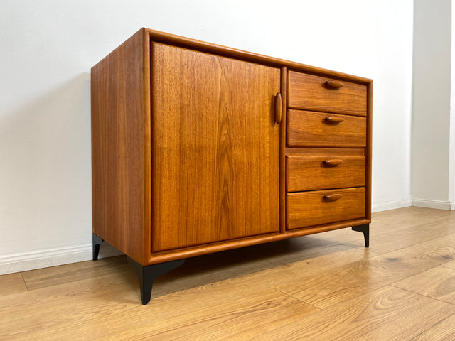 WMK # Zeitlos schöne Kommode aus skandinavischem Möbelkorpus in Teakholz auf Metallfüßen # Sideboard Wäschekommode Schubladenkommode TV-Bank TV-Lowboard Danish Design Mid-Century Vintage Hairpin Teak