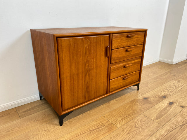 WMK # Zeitlos schöne Kommode aus skandinavischem Möbelkorpus in Teakholz auf Metallfüßen # Sideboard Wäschekommode Schubladenkommode TV-Bank TV-Lowboard Danish Design Mid-Century Vintage Hairpin Teak