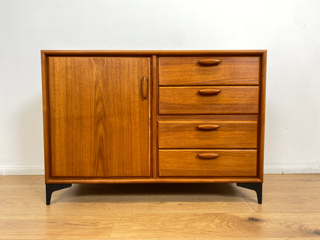 WMK # Zeitlos schöne Kommode aus skandinavischem Möbelkorpus in Teakholz auf Metallfüßen # Sideboard Wäschekommode Schubladenkommode TV-Bank TV-Lowboard Danish Design Mid-Century Vintage Hairpin Teak