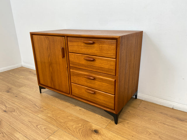 WMK # Zeitlos schöne Kommode aus skandinavischem Möbelkorpus in Teakholz auf Metallfüßen # Sideboard Wäschekommode Schubladenkommode TV-Bank TV-Lowboard Danish Design Mid-Century Vintage Hairpin Teak