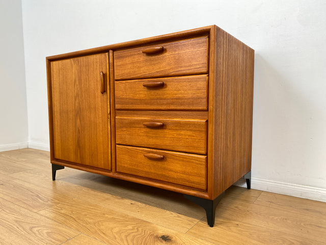 WMK # Zeitlos schöne Kommode aus skandinavischem Möbelkorpus in Teakholz auf Metallfüßen # Sideboard Wäschekommode Schubladenkommode TV-Bank TV-Lowboard Danish Design Mid-Century Vintage Hairpin Teak