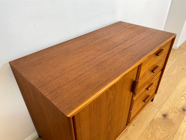 WMK # Zeitlos schöne Kommode aus skandinavischem Möbelkorpus in Teakholz auf Metallfüßen # Sideboard Wäschekommode Schubladenkommode TV-Bank TV-Lowboard Danish Design Mid-Century Vintage Hairpin Teak