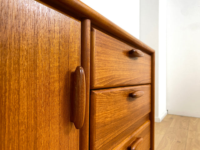 WMK # Zeitlos schöne Kommode aus skandinavischem Möbelkorpus in Teakholz auf Metallfüßen # Sideboard Wäschekommode Schubladenkommode TV-Bank TV-Lowboard Danish Design Mid-Century Vintage Hairpin Teak