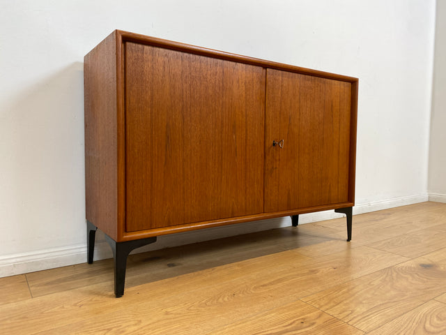 WMK # Zeitlose & sehr gut erhaltene skandinavische Kommode in Teakholz auf neuen schwarzen Metallfüßen # Sideboard Wäschekommode TV-Lowboard TV-Bank Schuhschrank Danish Design Mid-Century Vintage Teak