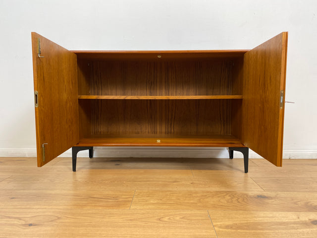 WMK # Zeitlose & sehr gut erhaltene skandinavische Kommode in Teakholz auf neuen schwarzen Metallfüßen # Sideboard Wäschekommode TV-Lowboard TV-Bank Schuhschrank Danish Design Mid-Century Vintage Teak