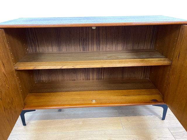 WMK # Zeitlose & sehr gut erhaltene skandinavische Kommode in Teakholz auf neuen schwarzen Metallfüßen # Sideboard Wäschekommode TV-Lowboard TV-Bank Schuhschrank Danish Design Mid-Century Vintage Teak