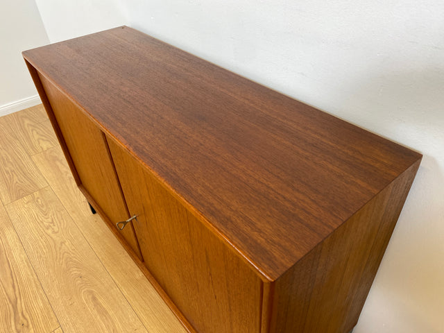 WMK # Zeitlose & sehr gut erhaltene skandinavische Kommode in Teakholz auf neuen schwarzen Metallfüßen # Sideboard Wäschekommode TV-Lowboard TV-Bank Schuhschrank Danish Design Mid-Century Vintage Teak