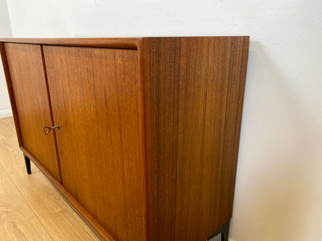 WMK # Zeitlose & sehr gut erhaltene skandinavische Kommode in Teakholz auf neuen schwarzen Metallfüßen # Sideboard Wäschekommode TV-Lowboard TV-Bank Schuhschrank Danish Design Mid-Century Vintage Teak