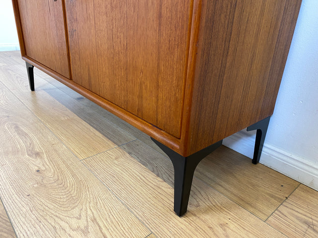 WMK # Zeitlose & sehr gut erhaltene skandinavische Kommode in Teakholz auf neuen schwarzen Metallfüßen # Sideboard Wäschekommode TV-Lowboard TV-Bank Schuhschrank Danish Design Mid-Century Vintage Teak