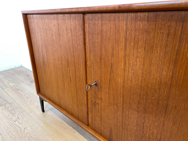 WMK # Zeitlose & sehr gut erhaltene skandinavische Kommode in Teakholz auf neuen schwarzen Metallfüßen # Sideboard Wäschekommode TV-Lowboard TV-Bank Schuhschrank Danish Design Mid-Century Vintage Teak