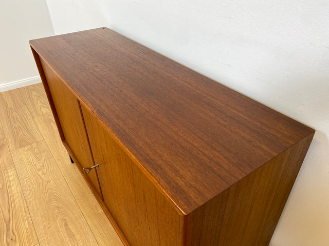 WMK # Zeitlose & sehr gut erhaltene skandinavische Kommode in Teakholz auf neuen schwarzen Metallfüßen # Sideboard Wäschekommode TV-Lowboard TV-Bank Schuhschrank Danish Design Mid-Century Vintage Teak
