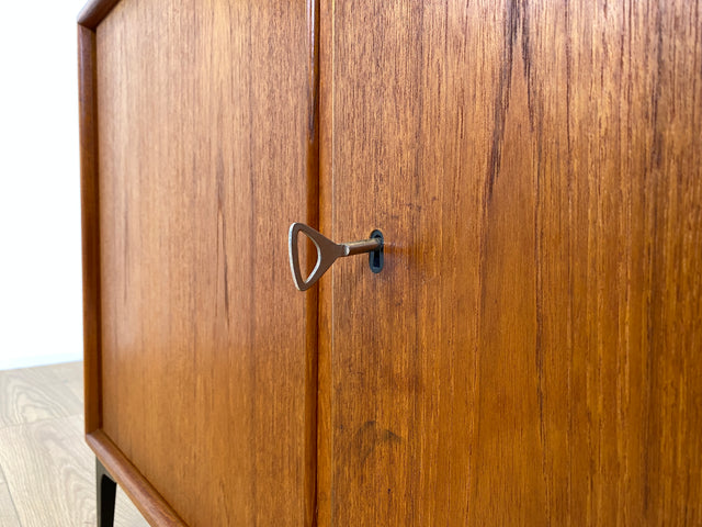 WMK # Zeitlose & sehr gut erhaltene skandinavische Kommode in Teakholz auf neuen schwarzen Metallfüßen # Sideboard Wäschekommode TV-Lowboard TV-Bank Schuhschrank Danish Design Mid-Century Vintage Teak