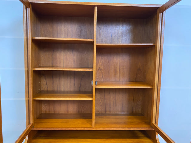 WMK # Hochwertige skandinavische Mid-Century Designer Vitrine von Brouer Møbelfabrik aus massivem Teakholz # Regal Bücherschrank Bücherregal Sideboard Highboard Glass Cabinet Danish Design Vintage