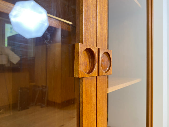 WMK # Hochwertige skandinavische Mid-Century Designer Vitrine von Brouer Møbelfabrik aus massivem Teakholz # Regal Bücherschrank Bücherregal Sideboard Highboard Glass Cabinet Danish Design Vintage