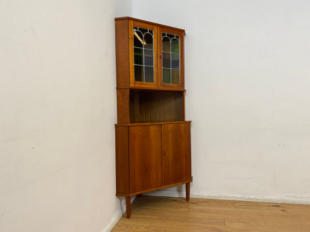 WMK Wunderschöne skandinavische Mid-Century Eckvitrine in Teakholz mit bunten Bleigläsern I Eckschrank Eckkommode Highboard Vitrine Bücherschrank Büchervitrine Teak Danish Design Vintage Berlin Bremen