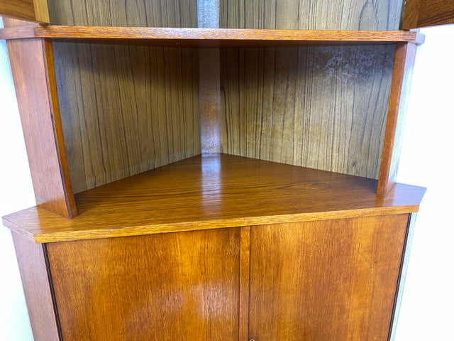 WMK Wunderschöne skandinavische Mid-Century Eckvitrine in Teakholz mit bunten Bleigläsern I Eckschrank Eckkommode Highboard Vitrine Bücherschrank Büchervitrine Teak Danish Design Vintage Berlin Bremen