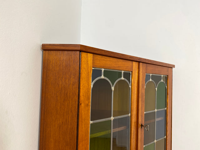 WMK Wunderschöne skandinavische Mid-Century Eckvitrine in Teakholz mit bunten Bleigläsern I Eckschrank Eckkommode Highboard Vitrine Bücherschrank Büchervitrine Teak Danish Design Vintage Berlin Bremen