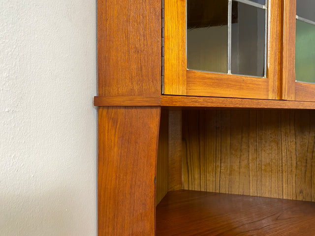 WMK Wunderschöne skandinavische Mid-Century Eckvitrine in Teakholz mit bunten Bleigläsern I Eckschrank Eckkommode Highboard Vitrine Bücherschrank Büchervitrine Teak Danish Design Vintage Berlin Bremen