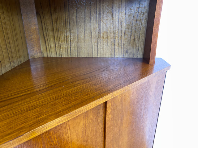 WMK Wunderschöne skandinavische Mid-Century Eckvitrine in Teakholz mit bunten Bleigläsern I Eckschrank Eckkommode Highboard Vitrine Bücherschrank Büchervitrine Teak Danish Design Vintage Berlin Bremen
