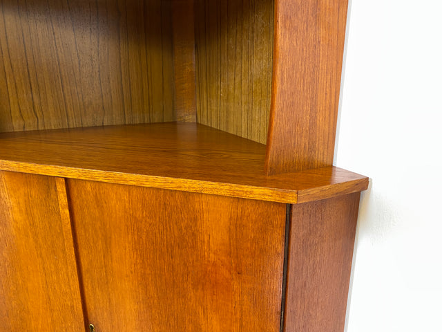 WMK Wunderschöne skandinavische Mid-Century Eckvitrine in Teakholz mit bunten Bleigläsern I Eckschrank Eckkommode Highboard Vitrine Bücherschrank Büchervitrine Teak Danish Design Vintage Berlin Bremen