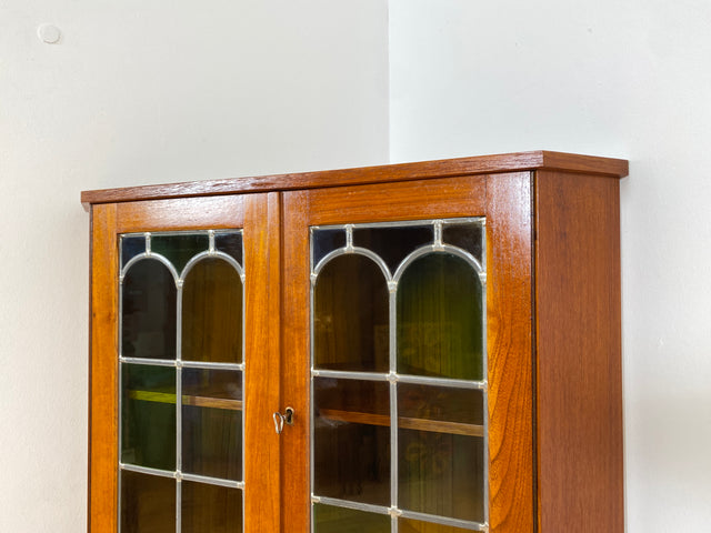 WMK Wunderschöne skandinavische Mid-Century Eckvitrine in Teakholz mit bunten Bleigläsern I Eckschrank Eckkommode Highboard Vitrine Bücherschrank Büchervitrine Teak Danish Design Vintage Berlin Bremen