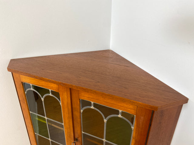 WMK Wunderschöne skandinavische Mid-Century Eckvitrine in Teakholz mit bunten Bleigläsern I Eckschrank Eckkommode Highboard Vitrine Bücherschrank Büchervitrine Teak Danish Design Vintage Berlin Bremen