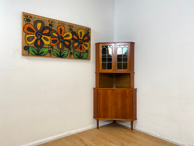 WMK Wunderschöne skandinavische Mid-Century Eckvitrine in Teakholz mit bunten Bleigläsern I Eckschrank Eckkommode Highboard Vitrine Bücherschrank Büchervitrine Teak Danish Design Vintage Berlin Bremen