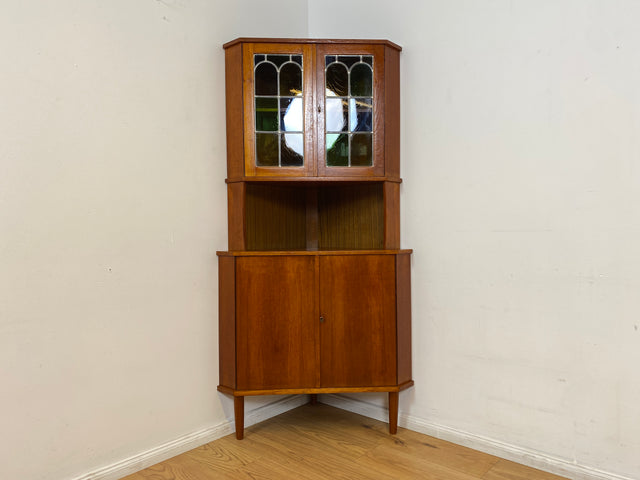 WMK Wunderschöne skandinavische Mid-Century Eckvitrine in Teakholz mit bunten Bleigläsern I Eckschrank Eckkommode Highboard Vitrine Bücherschrank Büchervitrine Teak Danish Design Vintage Berlin Bremen