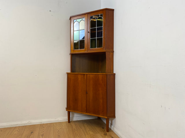 WMK Wunderschöne skandinavische Mid-Century Eckvitrine in Teakholz mit bunten Bleigläsern I Eckschrank Eckkommode Highboard Vitrine Bücherschrank Büchervitrine Teak Danish Design Vintage Berlin Bremen