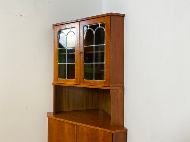 WMK Wunderschöne skandinavische Mid-Century Eckvitrine in Teakholz mit bunten Bleigläsern I Eckschrank Eckkommode Highboard Vitrine Bücherschrank Büchervitrine Teak Danish Design Vintage Berlin Bremen