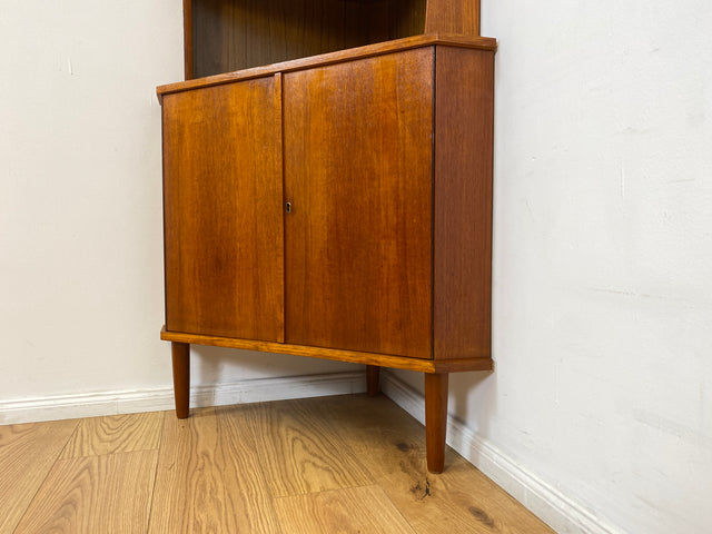 WMK Wunderschöne skandinavische Mid-Century Eckvitrine in Teakholz mit bunten Bleigläsern I Eckschrank Eckkommode Highboard Vitrine Bücherschrank Büchervitrine Teak Danish Design Vintage Berlin Bremen