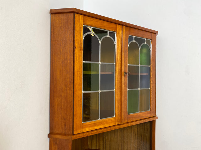WMK Wunderschöne skandinavische Mid-Century Eckvitrine in Teakholz mit bunten Bleigläsern I Eckschrank Eckkommode Highboard Vitrine Bücherschrank Büchervitrine Teak Danish Design Vintage Berlin Bremen