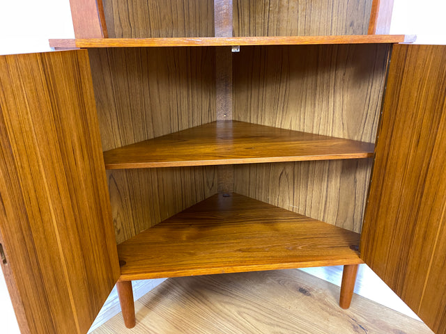 WMK Wunderschöne skandinavische Mid-Century Eckvitrine in Teakholz mit bunten Bleigläsern I Eckschrank Eckkommode Highboard Vitrine Bücherschrank Büchervitrine Teak Danish Design Vintage Berlin Bremen