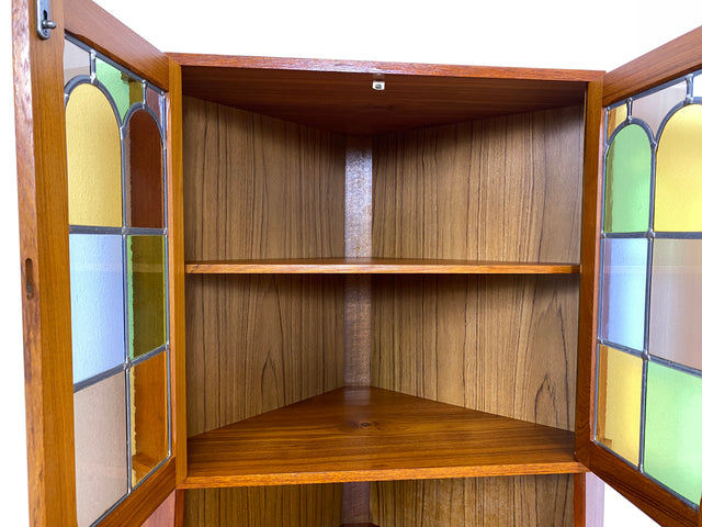WMK Wunderschöne skandinavische Mid-Century Eckvitrine in Teakholz mit bunten Bleigläsern I Eckschrank Eckkommode Highboard Vitrine Bücherschrank Büchervitrine Teak Danish Design Vintage Berlin Bremen