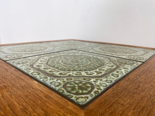 WMK Stilvoller & sehr gut erhaltener skandinavischer Couchtisch in Teakholz mit kunstvoll gestalteten Fliesen # Fliesentisch Beistelltisch Coffee Table Danish Design Mid-Century Vintage 60er 70er Teak