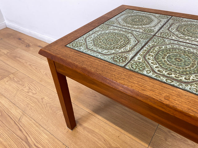 WMK Stilvoller & sehr gut erhaltener skandinavischer Couchtisch in Teakholz mit kunstvoll gestalteten Fliesen # Fliesentisch Beistelltisch Coffee Table Danish Design Mid-Century Vintage 60er 70er Teak