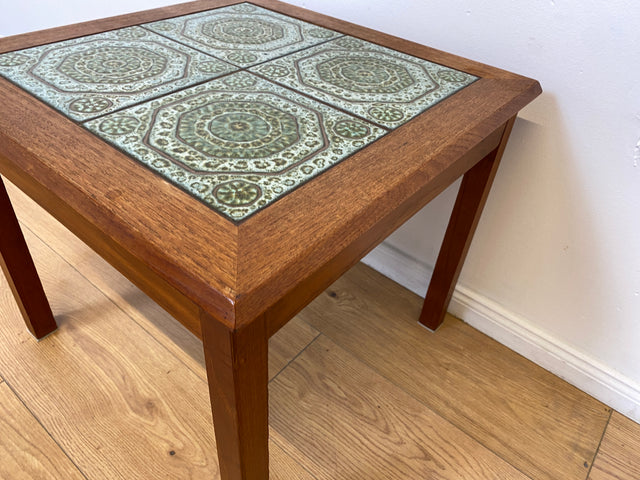 WMK Stilvoller & sehr gut erhaltener skandinavischer Couchtisch in Teakholz mit kunstvoll gestalteten Fliesen # Fliesentisch Beistelltisch Coffee Table Danish Design Mid-Century Vintage 60er 70er Teak