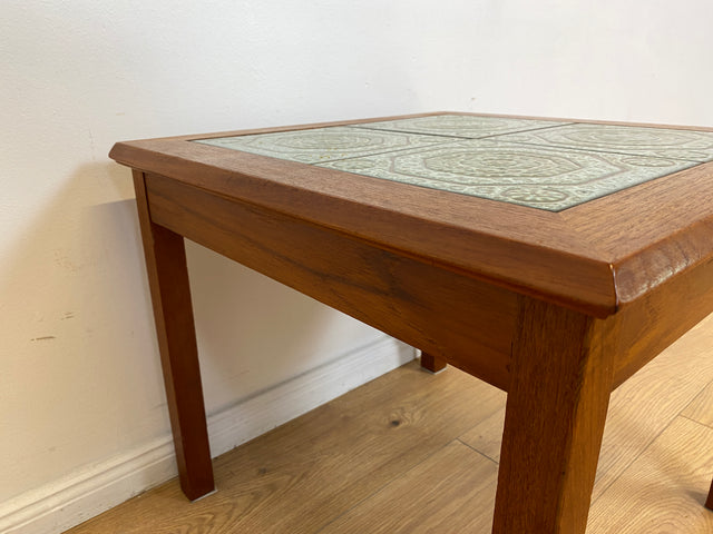WMK Stilvoller & sehr gut erhaltener skandinavischer Couchtisch in Teakholz mit kunstvoll gestalteten Fliesen # Fliesentisch Beistelltisch Coffee Table Danish Design Mid-Century Vintage 60er 70er Teak