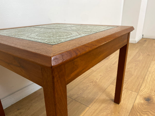 WMK Stilvoller & sehr gut erhaltener skandinavischer Couchtisch in Teakholz mit kunstvoll gestalteten Fliesen # Fliesentisch Beistelltisch Coffee Table Danish Design Mid-Century Vintage 60er 70er Teak