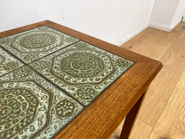 WMK Stilvoller & sehr gut erhaltener skandinavischer Couchtisch in Teakholz mit kunstvoll gestalteten Fliesen # Fliesentisch Beistelltisch Coffee Table Danish Design Mid-Century Vintage 60er 70er Teak