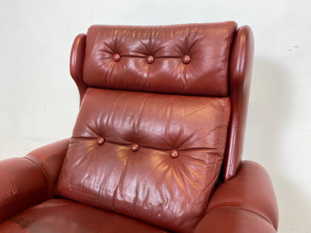 WMK I Äußerst gemütlicher skandinavischer Drehsessel mit gestepptem rotem Echtleder Bezug mit schöner Patina I Sessel Ledersessel Fernsehsessel Loungesessel Drehsessel Ohrensessel Space Age Vintage
