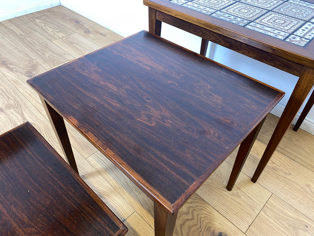 WMK Hochwertiger skandinavischer Mid-Century 3-in-1 Satztisch aus Palisander mit kunstvollen Fliesen I Couchtisch Tisch Beistellt Fliesen Nesting Coffee Table Vintage Danish Design Rosewood Berlin Ulm